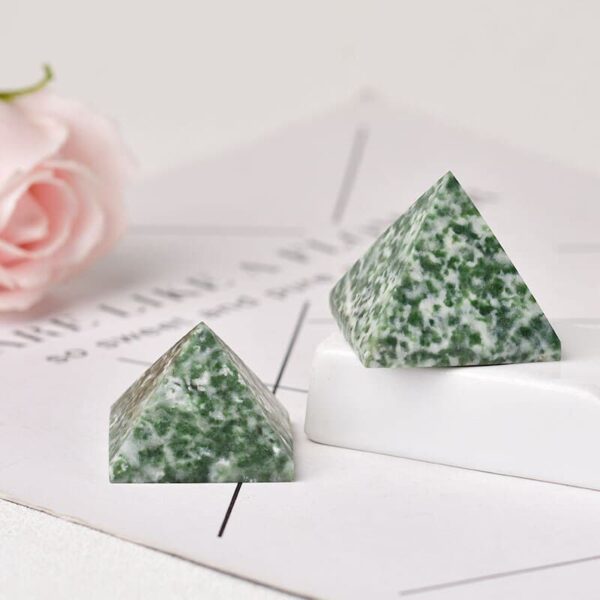 Jade grön Pyramid Naturligsten